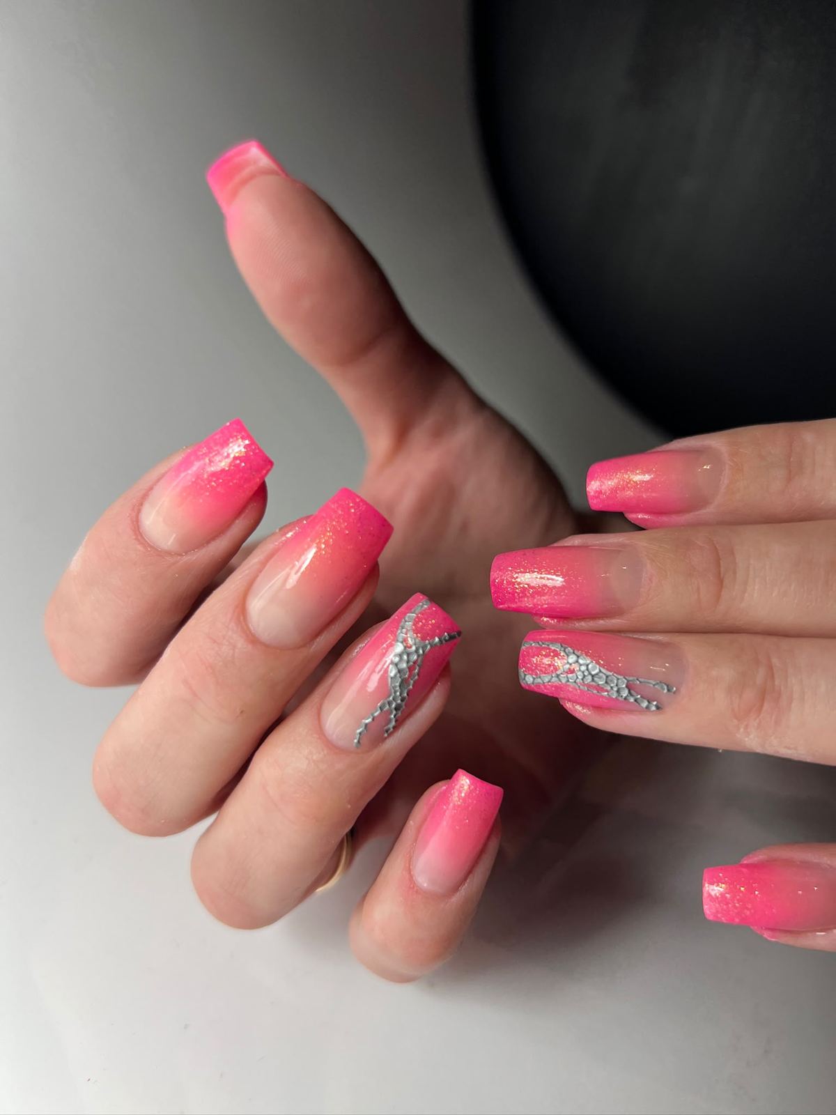 Pinke Ombré-Nägel mit Silberakzent