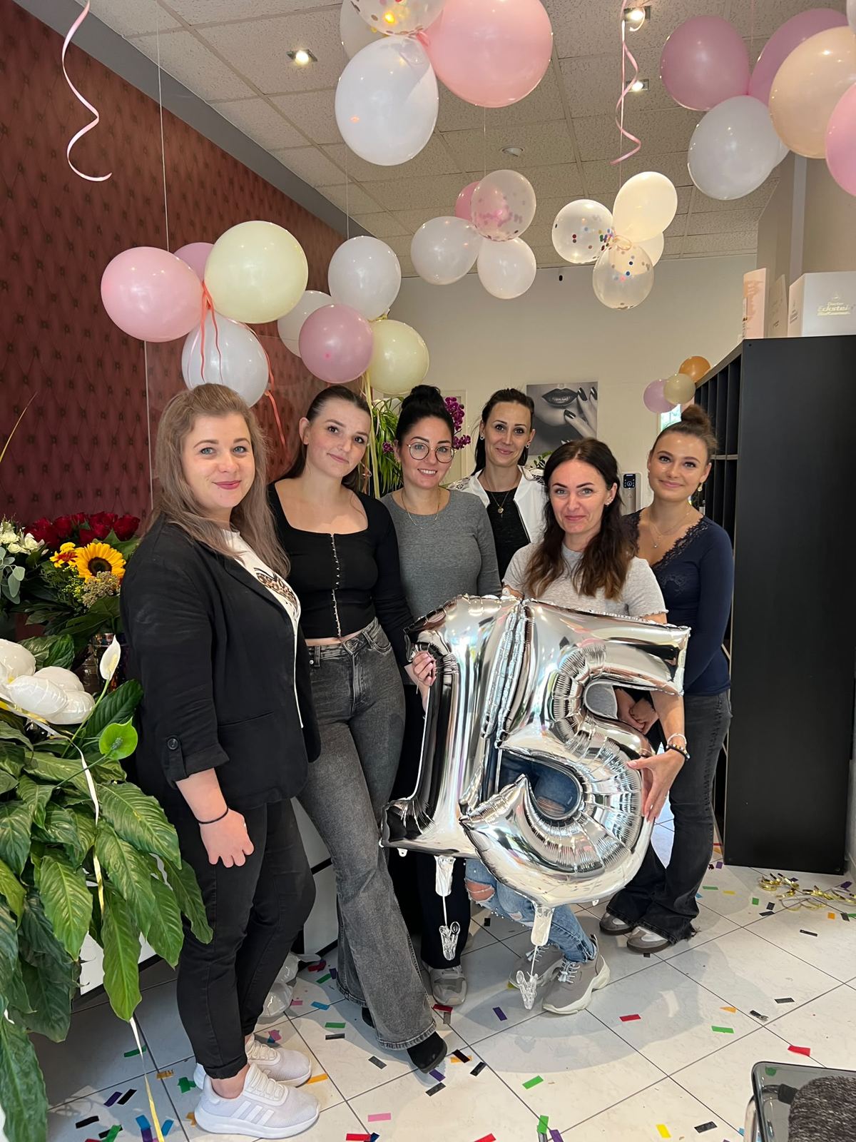 Das Team von L’amina Beauty mit Ballons im Studio